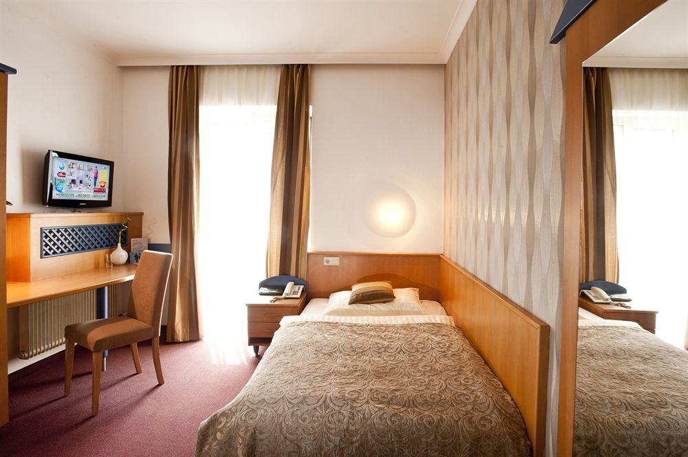 Hotel Geyer Клагенфурте Экстерьер фото